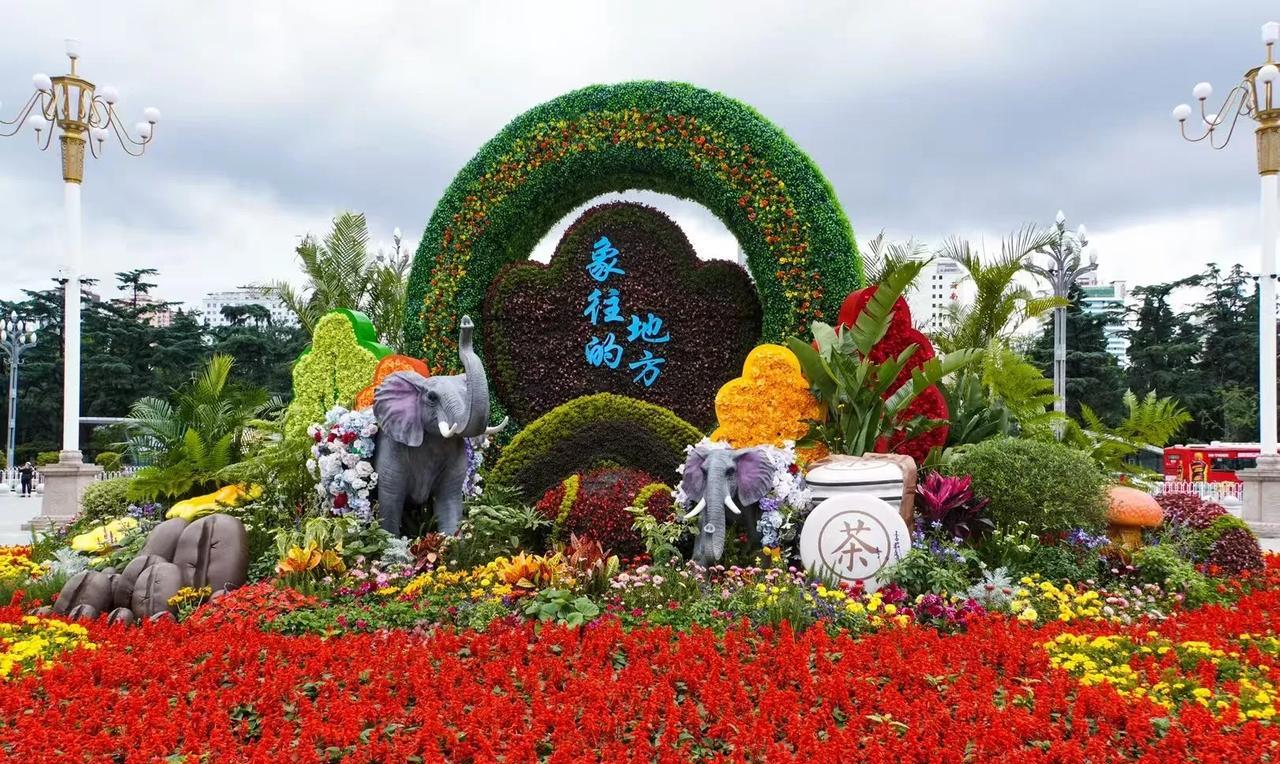 #分享城市新鲜事#
随拍：修葺一新的昆明东风广场。
              