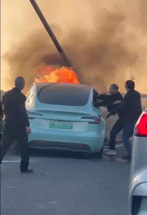 喷子们，为了国家利益，请对新能源车“口下留情”
房地产崩盘下滑，现在唯有汽车行业