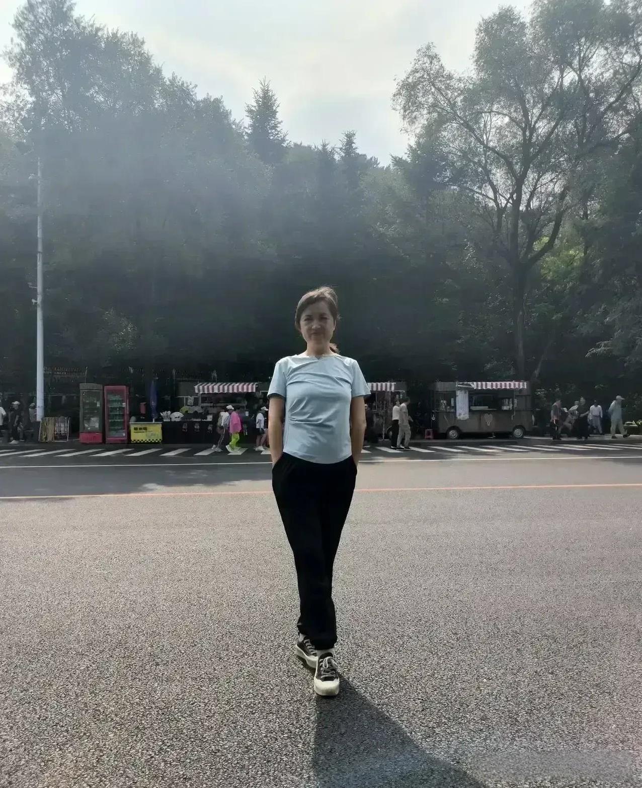 “同情你工资有点低，高兴就好。”，“如果有了千元大钞，管他三七二十一的，3张得撕