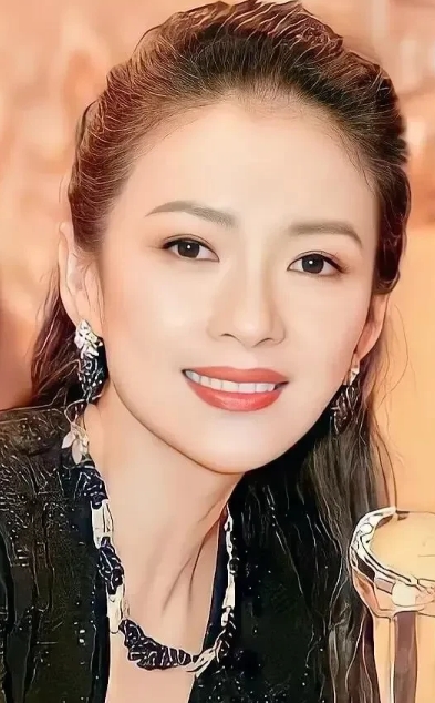 赵丽颖会嫉妒羡慕章子怡吗 ? 毕竟在现在最新播出的电影酱园弄里面 ，赵丽颖这次居