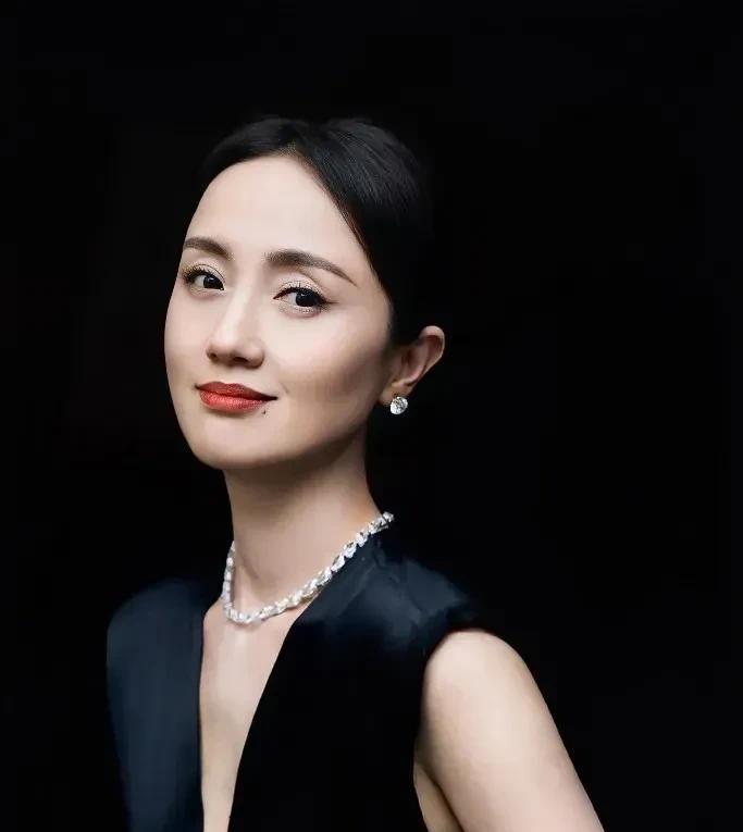 心碎！那个用生命演戏的朱媛媛走了！5月17日，51岁的她倒在了最热爱的镜头前，抗