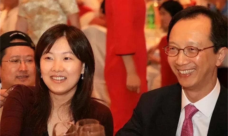伏明霞是真退役，也不出来参加什么活动也不代言，真的过得很富足悠闲。以前她刚生女儿