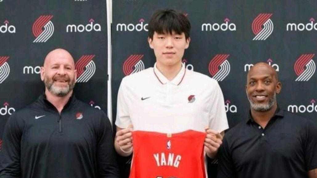 NBA杨瀚森迎首秀！出场时间15分钟左右，其女友陪伴左右令人担忧