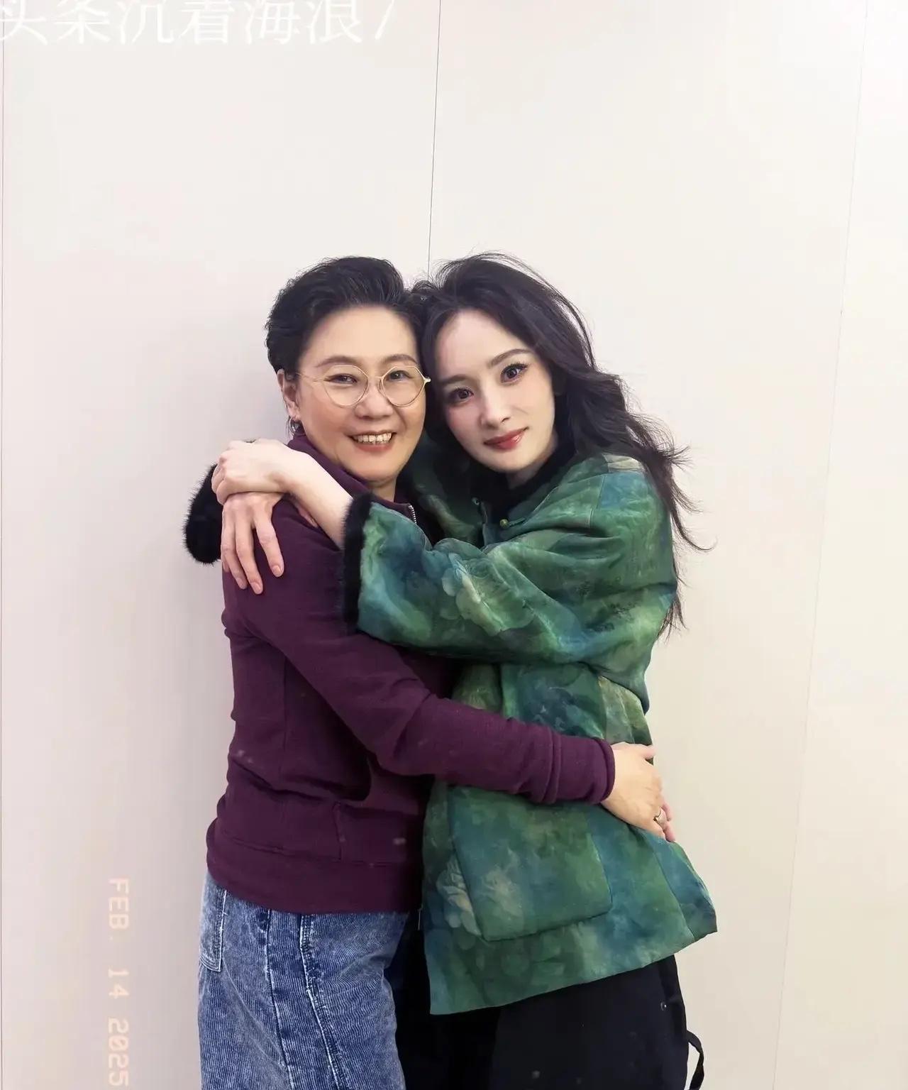 和杨幂紧紧拥抱的这位女士是谁？好有气质