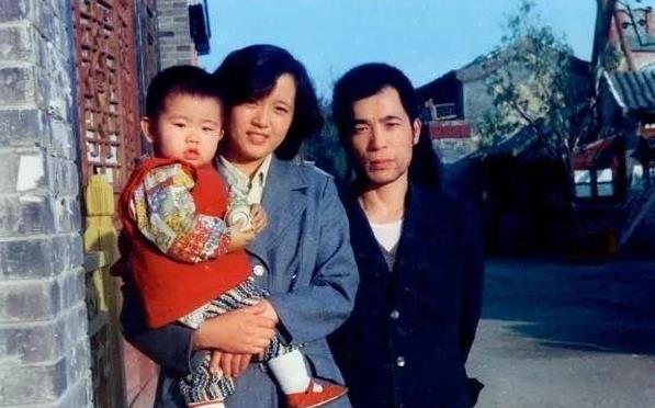 1981年，梁晓声经人介绍与北京姑娘焦丹相亲，谁知一见面梁晓声就对焦丹说：“我每