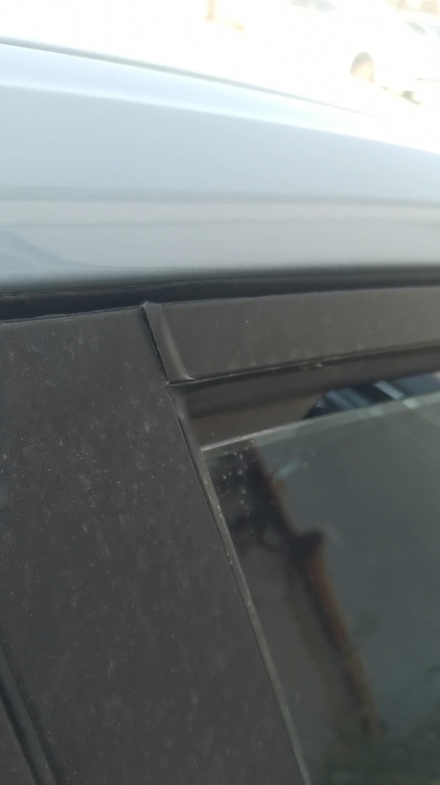 买车还不到一年就这样了
这是副驾驶车门上的贴纸，最近已经翘开了，其它三个门也有不
