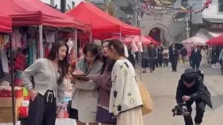 黄圣依程潇等录制综艺，现身云南集市有说有笑