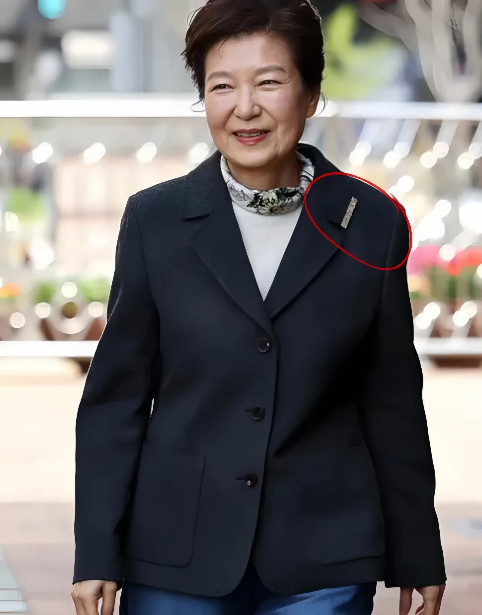 朴槿惠：原本要在监狱里呆22年，结果不到5年就被文在寅特赦放出来。

这事要搁别