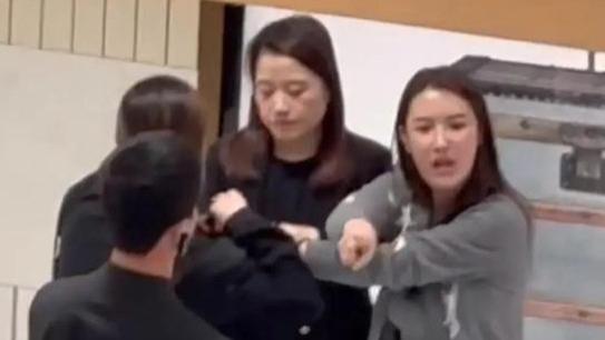原配当街砸车抓小三后续：正脸照流出，知情人爆料，家里俩儿子