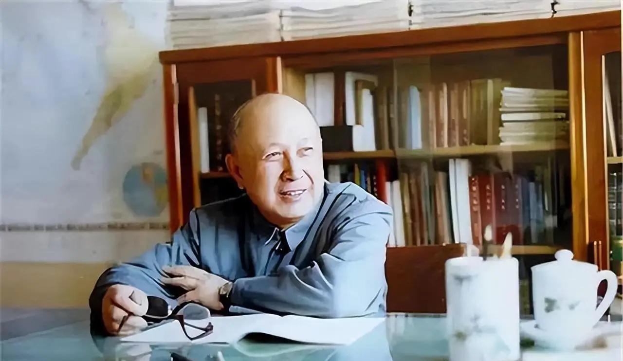 1949年，新中国成立后，钱学森怀揣着报效祖国的热忱决心返回祖国。然而，彼时的美
