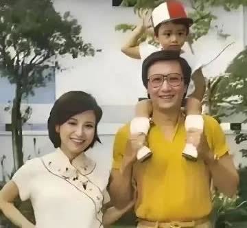 1982年，46岁的谢贤背着年幼的2岁儿子谢霆锋，彼时31岁的狄波拉正怀着女儿谢