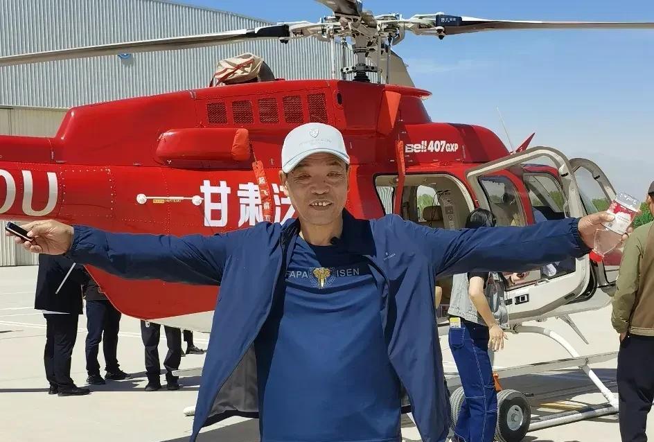 我是一位62岁的退休老教师。我有退休金，每个月8000块。
写文章赚不赚钱都无所