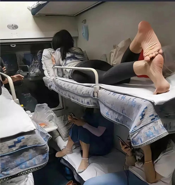 坐火车空调开得太猛，冻得人直哆嗦。车厢里冷飕飕的，穿外套都顶不住，浑身发凉。这种