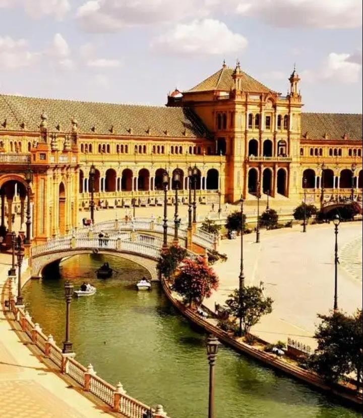 西甲：塞维利亚-皇家奥维耶多
起初我很想做塞维利亚的球迷，但我突然发现塞维利亚今