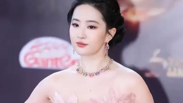 女星红毯惊艳背后的秘密，素颜照曝光让平民心安，真相让人深思！