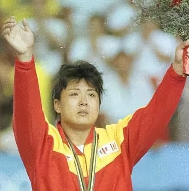 1992年巴塞罗那奥运会上结束后，柔道冠军庄晓岩收到健力宝集团赠送的