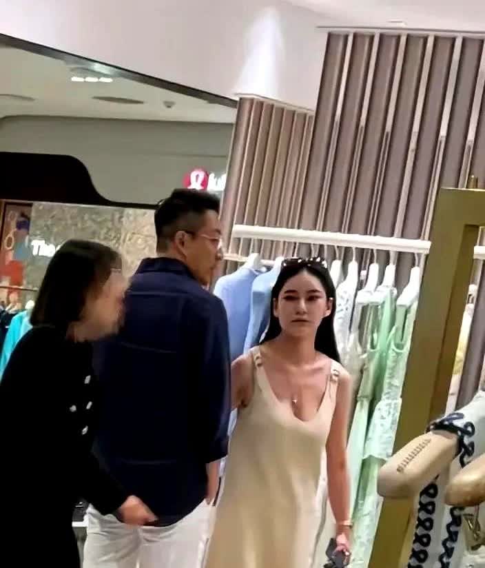 这样看马筱梅一点也不羡慕了，素人镜头下的她脸宽宽的，个子矮小身材也就五五开吧。
