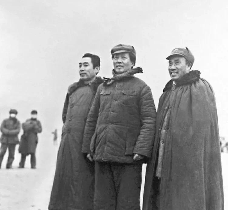 《赞延安三伟人》
延州圣地聚英贤，岁月长留影像间。
总理筹谋凝睿智，八方调度展宏