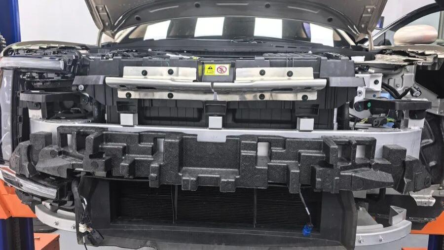 尊界S800拆车：防撞梁如此豪横，一般车真撞不动！