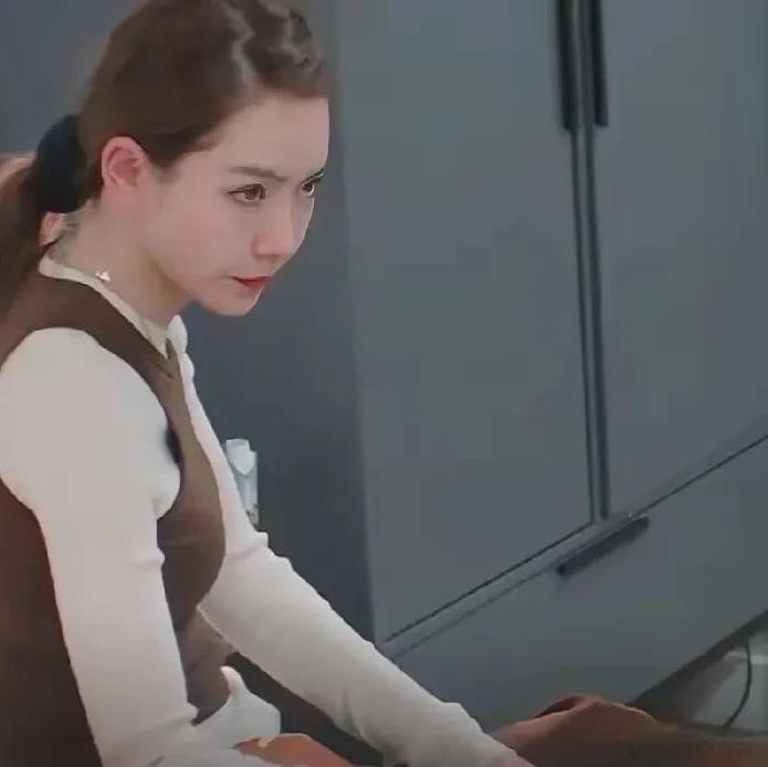 #我的宝藏兴趣#
戚薇和李承铉在节目中吵架。
李承铉躲在了厕所里，可是带着情绪的