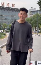 辽宁男篮明天就要有比赛了，今天2025年9月23日，辽宁男篮从沈阳启程前往鞍山，