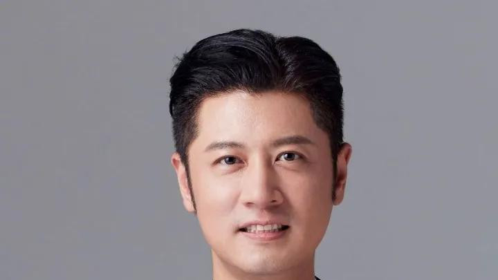 知名演员任重陪孙骁骁逛街，被曝在重庆定居，已育有子女