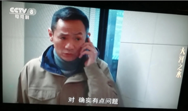《大河之水》。陈大军的确是替郑昊死的。谁拿到优盘谁就会死。大老板梁总，也就是梁锦
