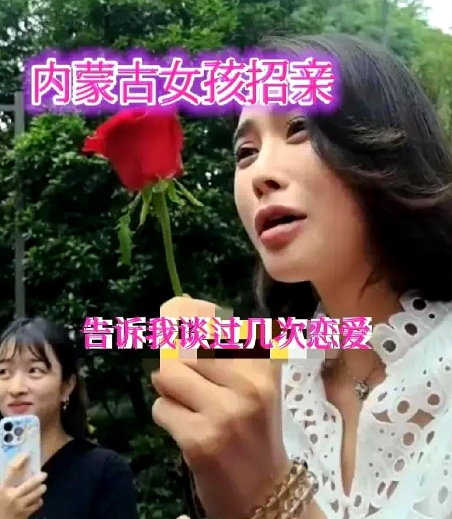 在杭州万松书院的相亲点，一名姑娘举着牌子等待缘分，牌子上密密麻麻写着条件：彩礼2