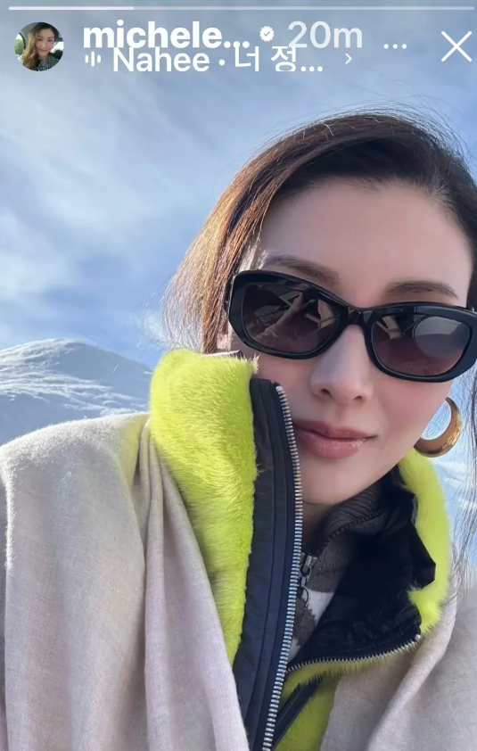 李嘉欣Ins更新自拍照，54岁了还是那么年轻那么美，气质特别好。