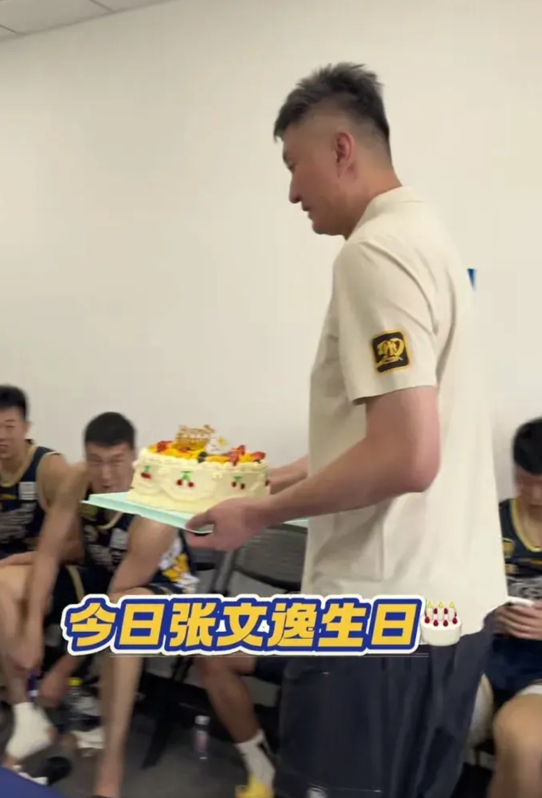 昨天是广东队张文逸的生日，祝贺我们的寿星公张文逸生日快乐。
2025CBA夏季联