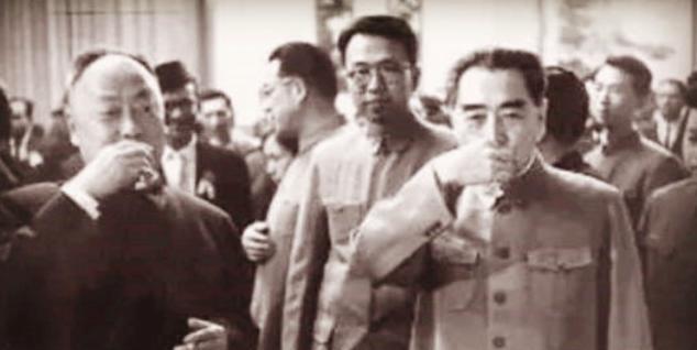 [月亮]1961年，周总理率众代表视察江西，省委书记刘俊秀特意设宴款待，还站出来