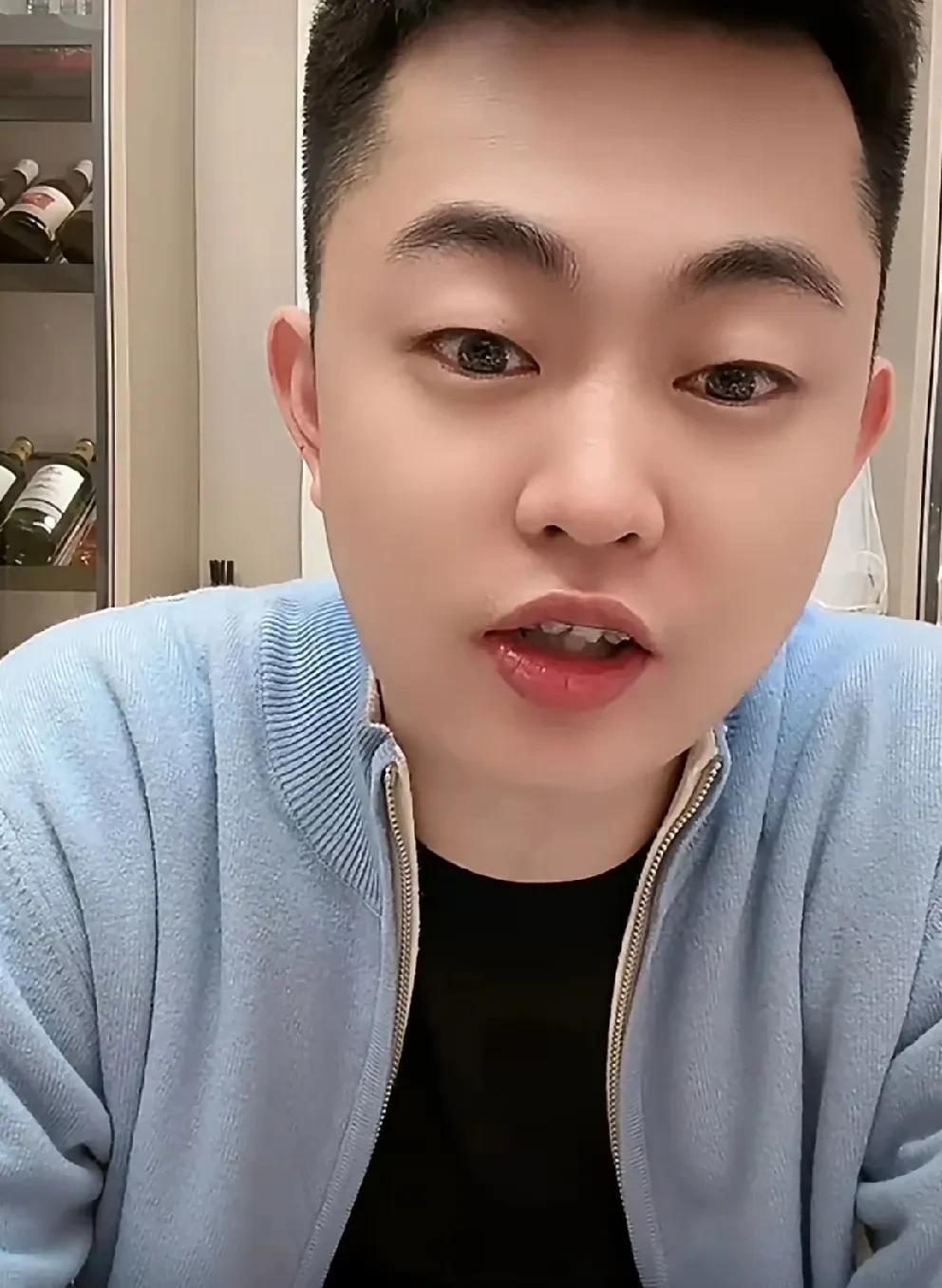 巴扎黑自曝父亲遭殴打，拎Dao抵达现场全放倒！
         巴扎黑吐槽老爸