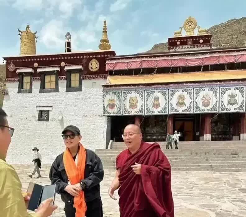 大明星李连杰去西藏拜见上师问道：我有名有钱，儿女孝顺，家庭幸福，买的起世上任何东