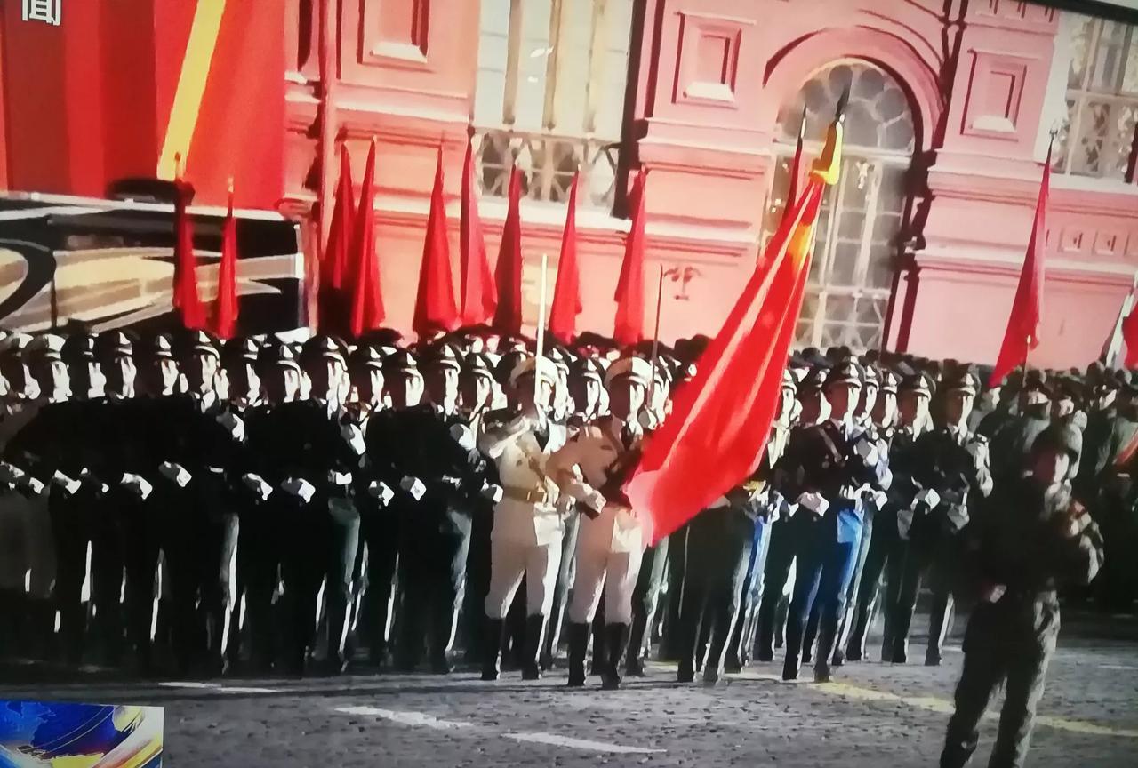 中国人民解放军三军仪仗队5月7日晚亮相俄罗斯街头，进行了第三次彩排。
中国军人仪