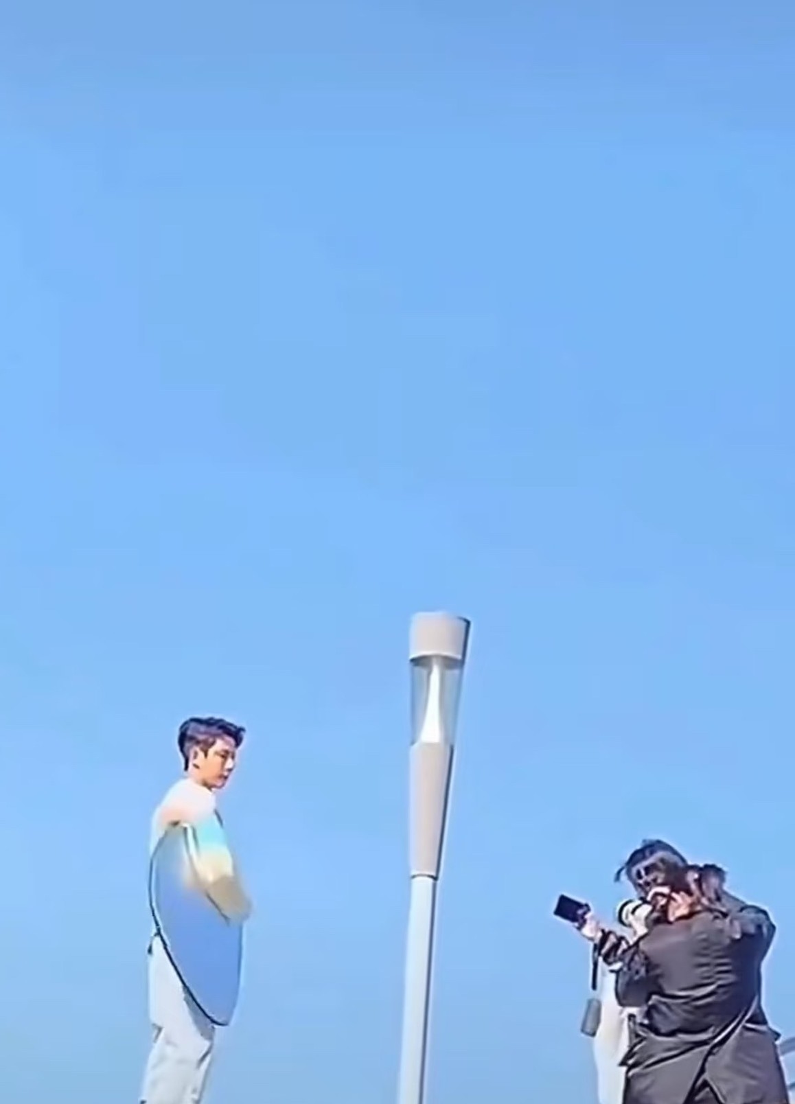 居然连拍照时候的打光都是自己动手，

真没见过哪个明星是这样的，

就连