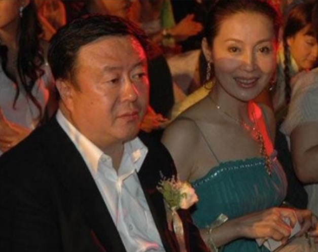 1994年，42岁的尤小刚为了温柔的邬倩倩，和原配妻子田歌离了婚。16年后，邬倩