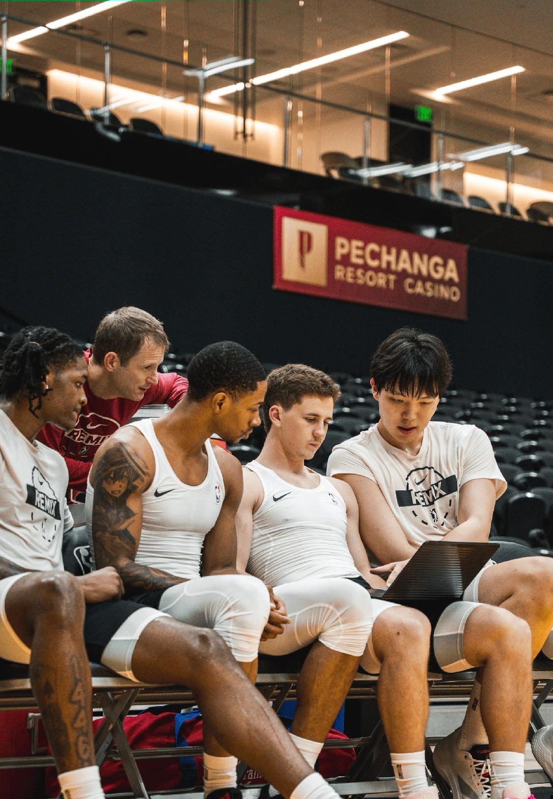 杨瀚森正在积极的进行训练，在媒体透露的照片中可以看到，杨瀚森每一场比赛都在和球员