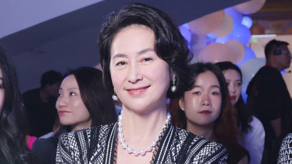 赌王女儿婚姻天差地别：姐姐何超琼含泪联姻，妹妹何超莲嫁给爱情