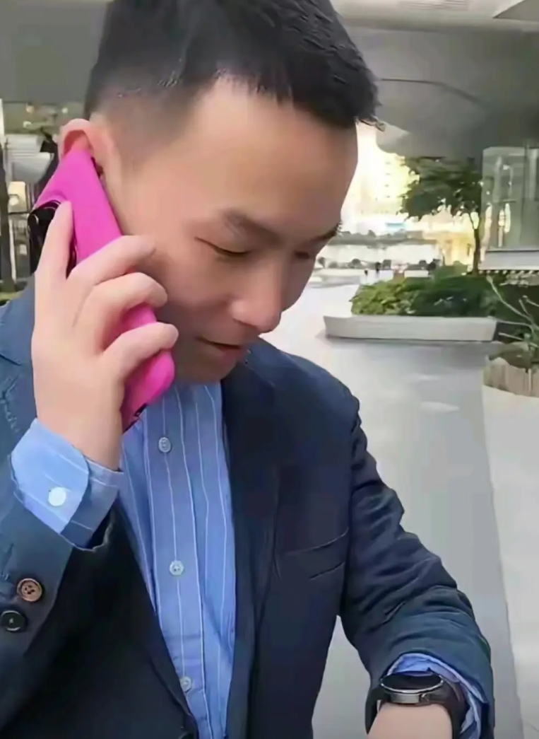 谢浩男的大学班长说，他搬过砖，洗过盘子，后来去当兵，同学们还以为他体验生活，其实