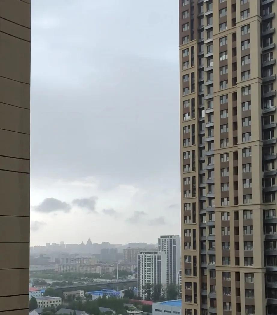 吐槽一下济南的天气。
图一是今天下午四点左右的天气，天空阴沉沉的，空气湿漉漉的，
