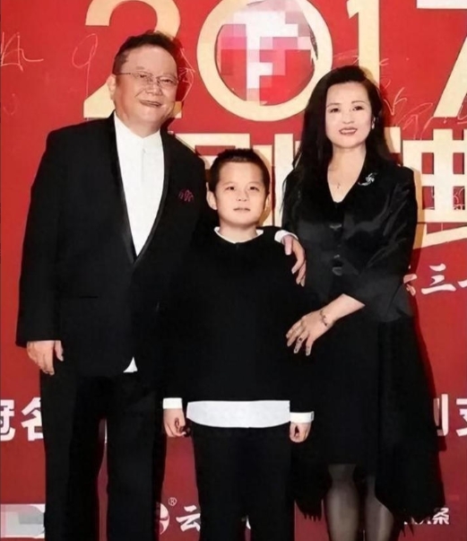 2006年，58岁的王刚三婚娶了小他20岁的郑艳东，新婚当晚王刚对郑艳东说：“我