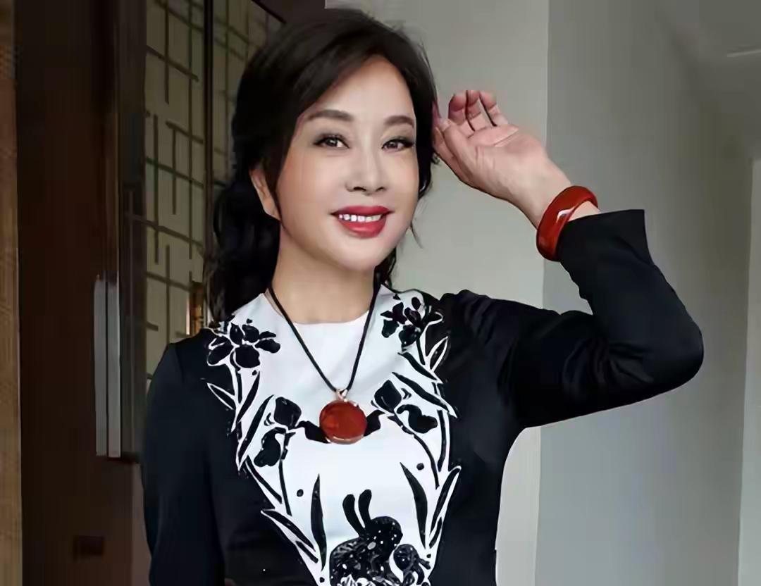 刘晓庆年轻时就是美，你看小她6岁的姜文看着她的眼神，满满的宠爱欣赏。
虽然他们是