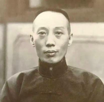 1918年，因为妻子生不出儿子，他找了个情妇生孩子，然而，儿子刚出生就被保姆摔死