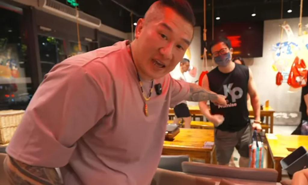 岛内网红“馆长”陈之汉10日起前往上海参访，开直播纪录用餐过程，有好多位粉丝都上