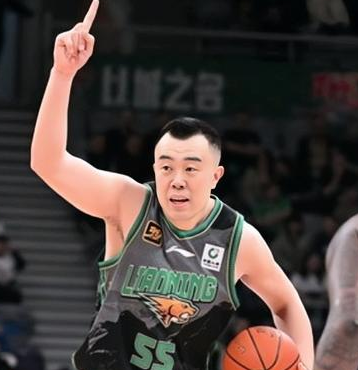 CBA官方为退役的韩德君送上祝福，CBA官方写道：“十八年的热血与青春，韩德君用