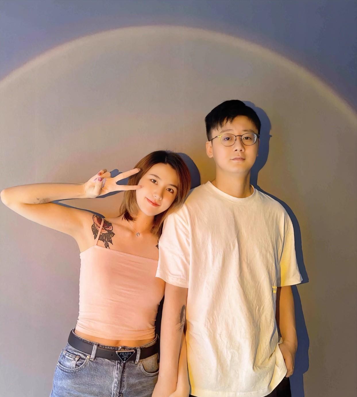奉劝大家一句，
找老婆千万不要找陶白白老婆这样的，
不是因为她不够漂亮，不够好，