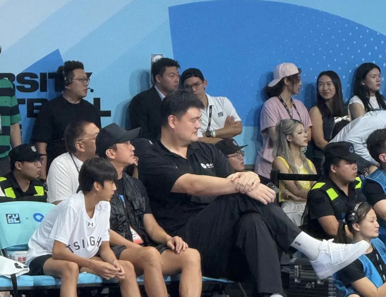 关系好！姚明经常带邓超一起观看篮球比赛！

姚明和邓超现在是非常亲密的朋友，