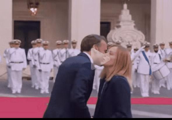 马克龙：梅妹，可见到你了，这两天我心里好苦。
梅洛尼：马哥，我都知道了。别难过了