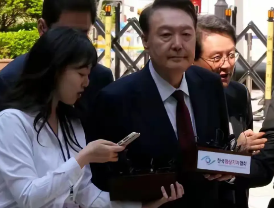 韩国总统尹锡悦这时候不得不面对残忍的现实，他非常不乐意，从总统位置被赶下来，但是