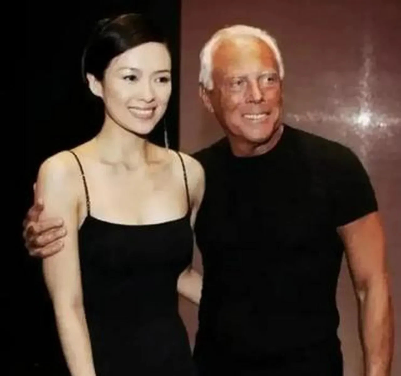 老头搂女明星引热议











什么？一个老头和一群女明星，这组合够奇